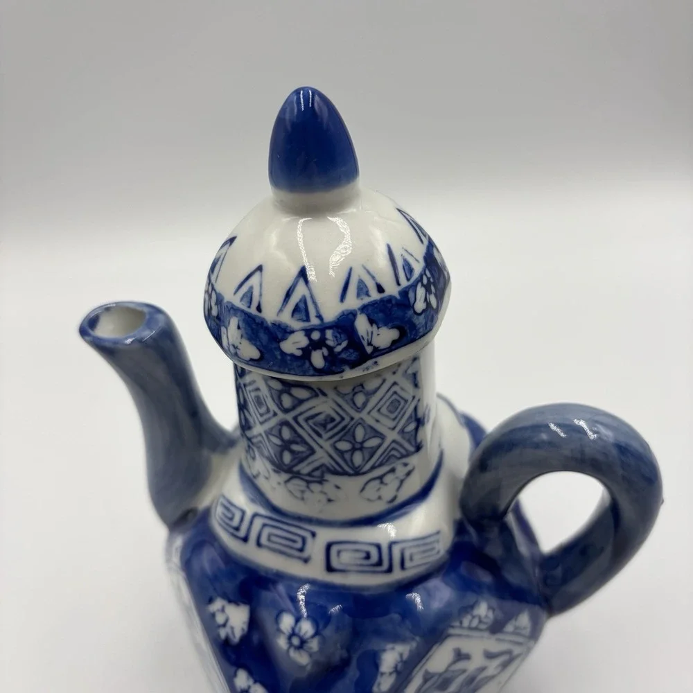 Collector‎ Vintage Blue & White Ceramic Teapot Hexagonal Floral Design